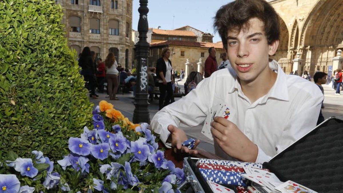Álvaro lleva jugando varios años pero hasta que no ha cumplido los 18 no ha podido participar en un torneo. RAMIRO
