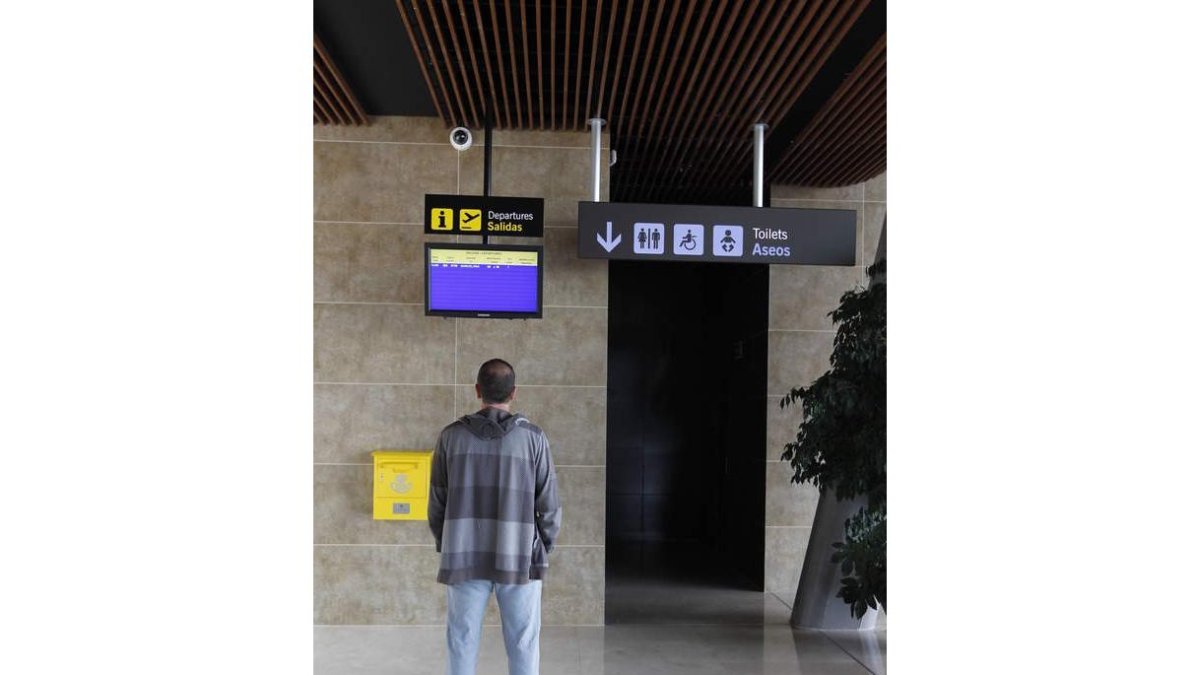 Un pasajero aguarda en el aeropuerto de León.