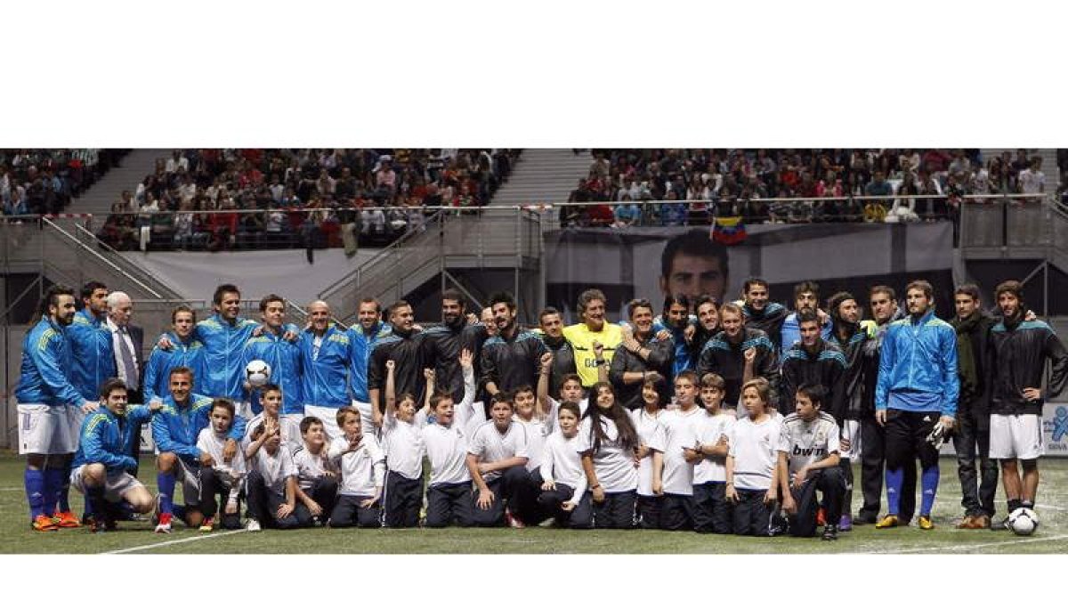 Fotografía de familia con los participantes en el Partido por la ilusión 2011, organizado por Casillas.