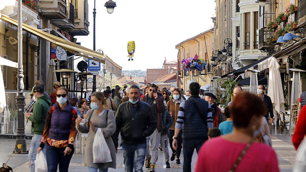 Gente paseando por la Calle Ancha de León. MARCIANO PÉREZ