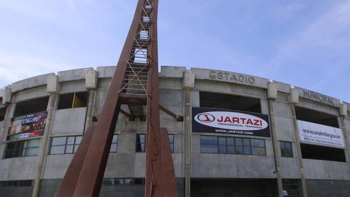 Los carteles de publicidad ya lucen en el exterior del estadio.