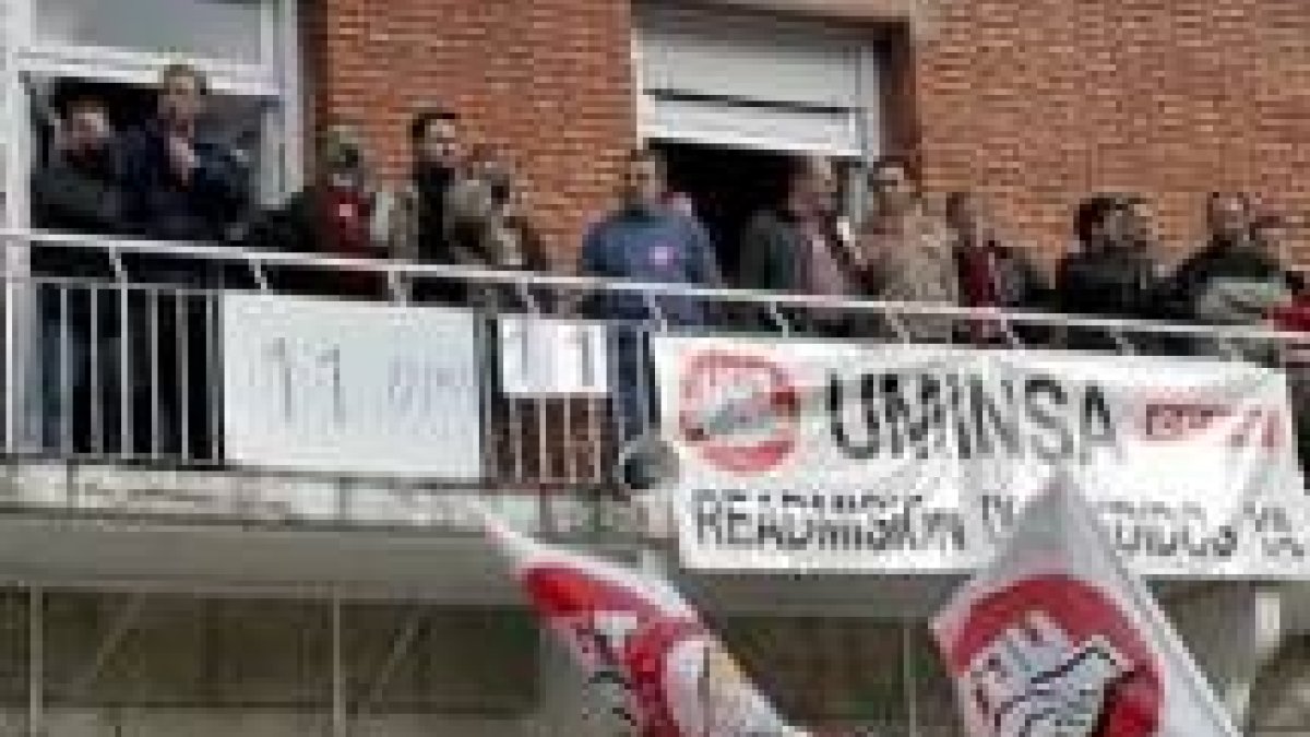 Dirigentes sindicales con ocho de los mineros despedidos