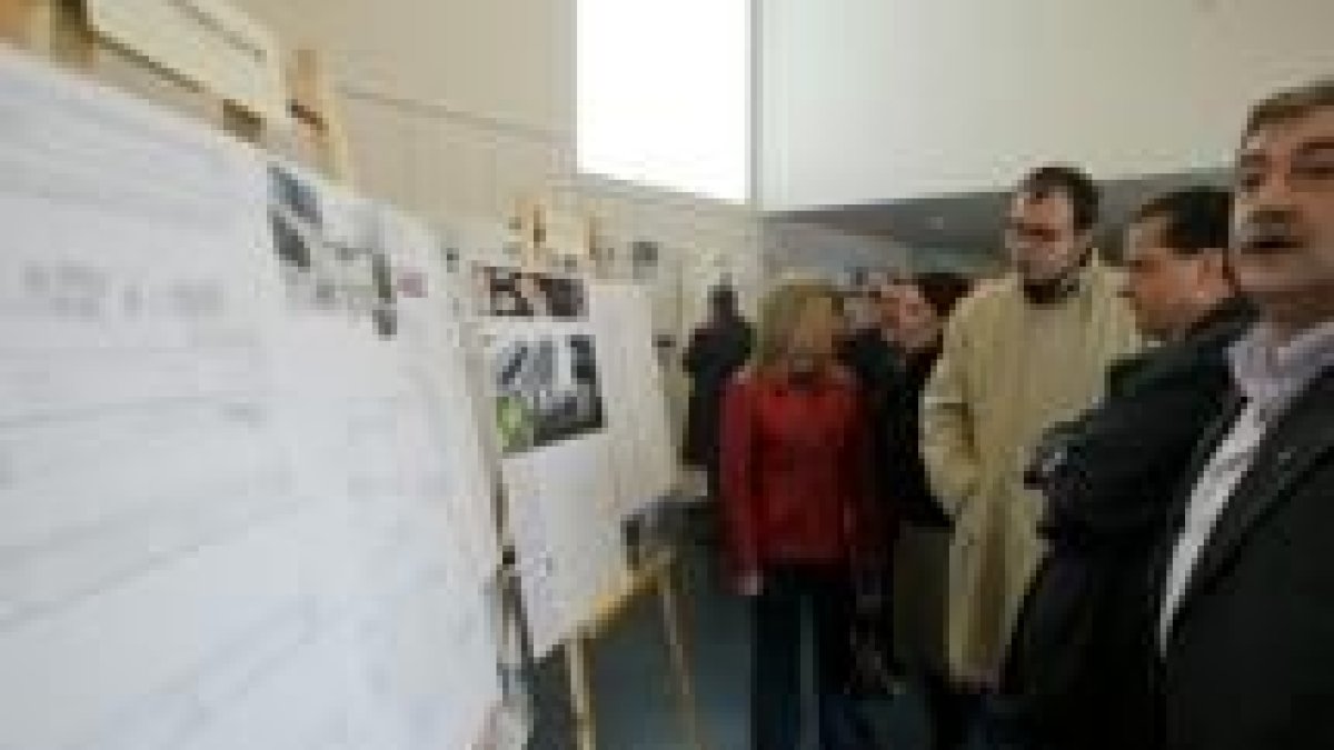 El alcalde de León, Mario Amilivia, observa los paneles del proyecto ganador del concurso de ideas