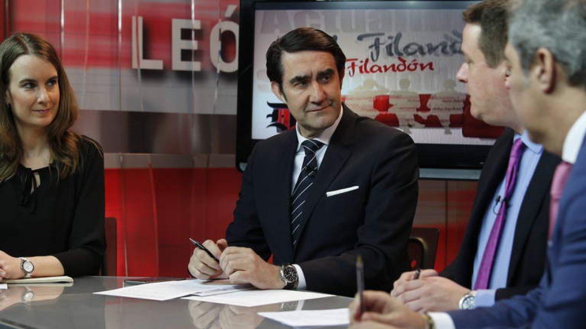Elena Rodríguez de EsRadio, Juan Carlos Suárez-Quiñones, Germán Gabela y Joaquín S. Torné, ayer, en la tertulia. ramiro