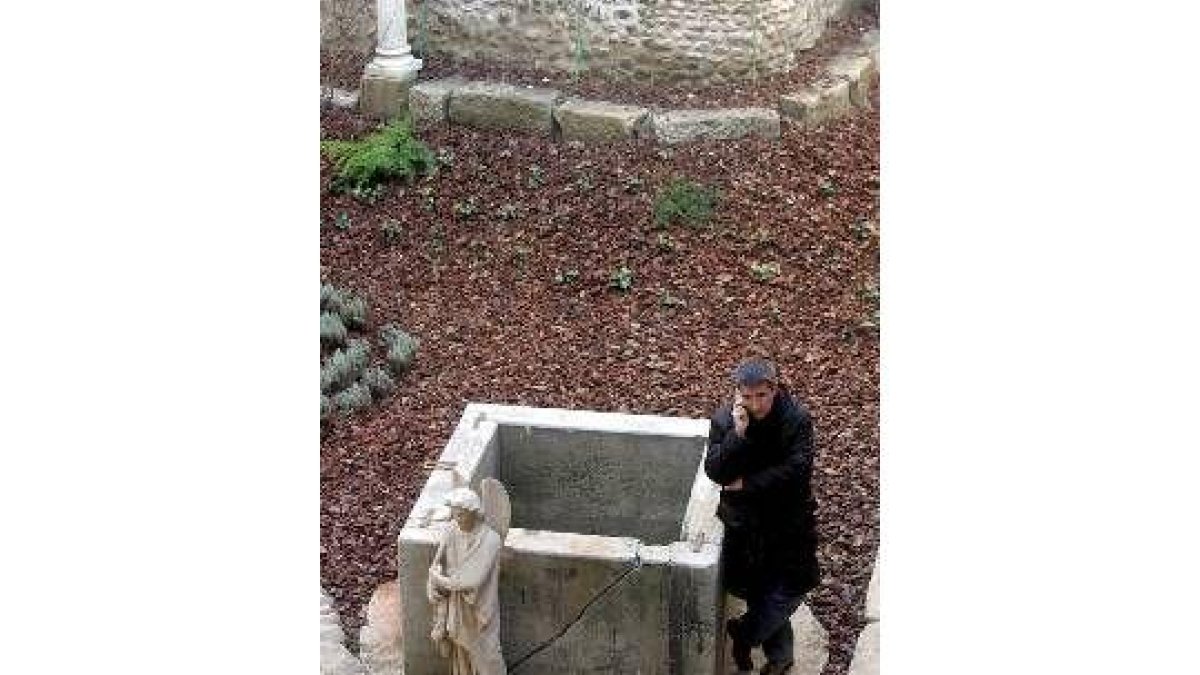 El alcalde habla por el móvil en el patio del Palacio de Don Gutierre