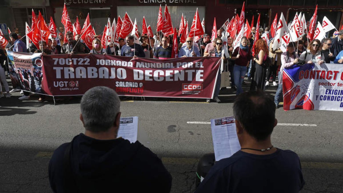 Xosepe Vega y Enrique Reguero se dirigen a los concentrados ante la Fele. FERNANDO OTERO
