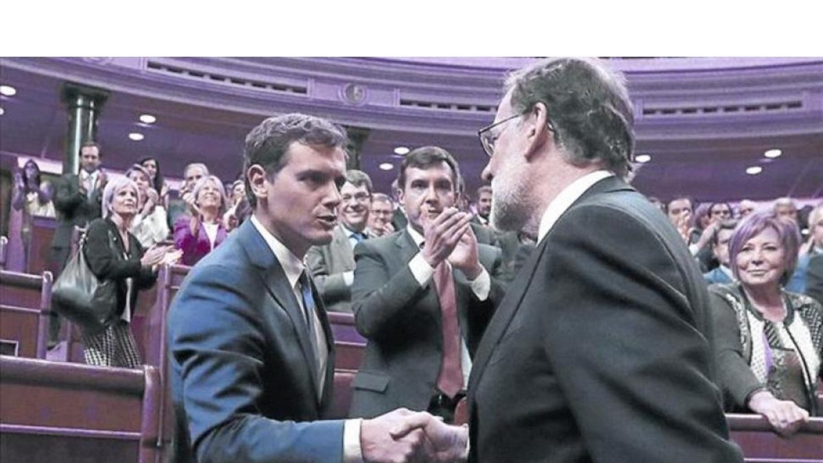 Albert Rivera y Mariano Rajoy se saludan, tras la votación de investidura en la que el candidato del PP logró su reelección.