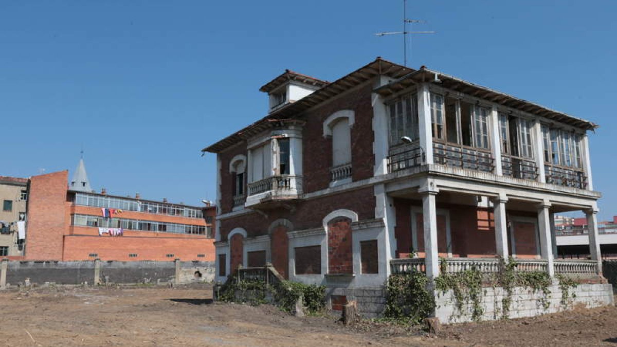 Chopos apeados, casa a la vistaEl Ayuntamiento de León había requerido a la propiedad hace más de un año que limpiara el solar por peligro de derrumbe de chopos del muro. La UTE no actuó y hubo una intervención municipal subsidiaria. Ahora, la propiedad h