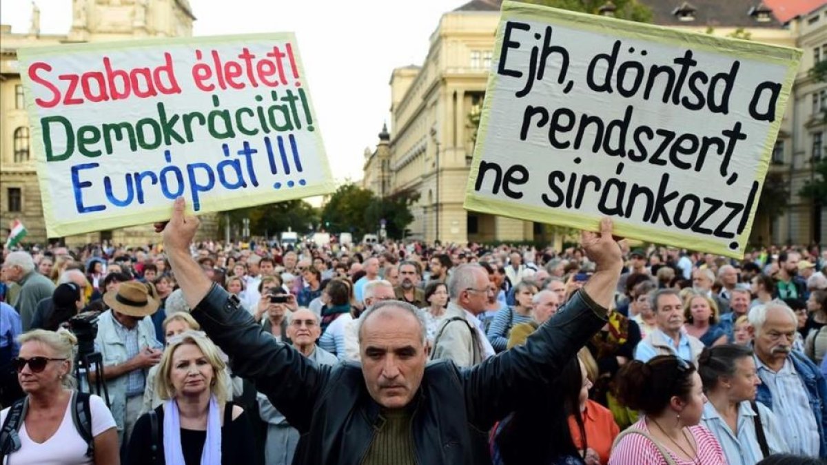 Manifestación opositora, el viernes ante el Parlamento, en Budapest.