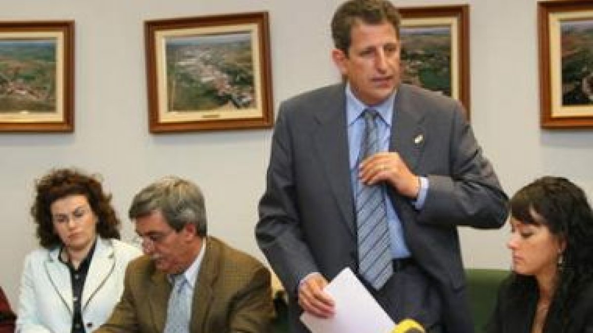 El alcalde (de pie) rompió la relación con su socio de gobierno (sentado) con un decreto de cese.