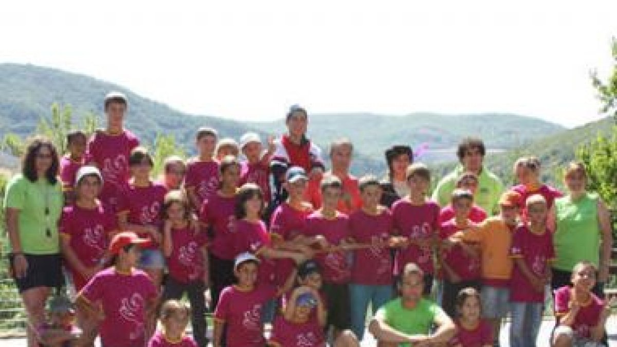 Jóvenes participantes del campamento de verano de lucha leonesa.