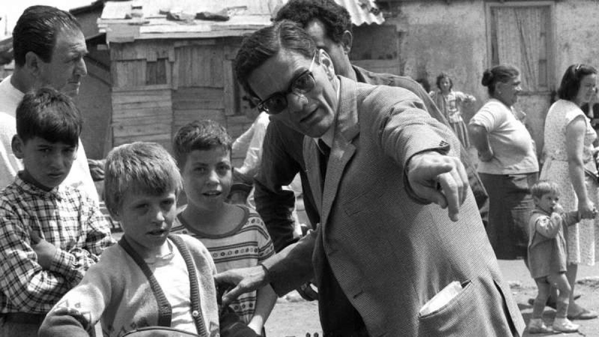 Foto fechada en 1960 que muestra al cineasta y escritor italiano Pier Paolo Pasolini. ANSA
