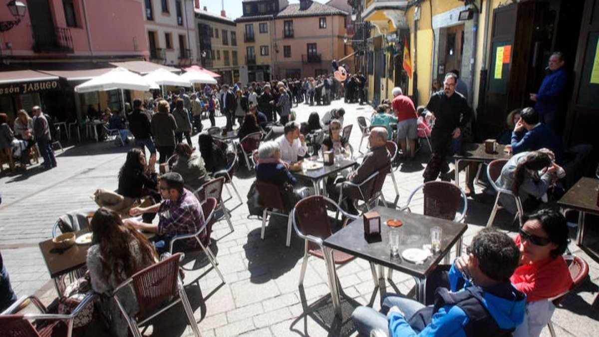 El efecto de la Semana Santa y el inicio de la campaña de verano se ha notado en los datos del paro. B. M.