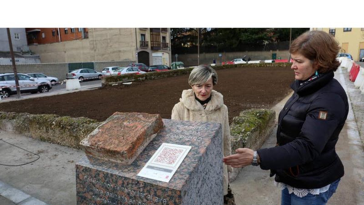 Las concejalas Ana Franco y Margarita Torres en el aljibe de San Pedro, cuya información está recogida en un código QR . DL