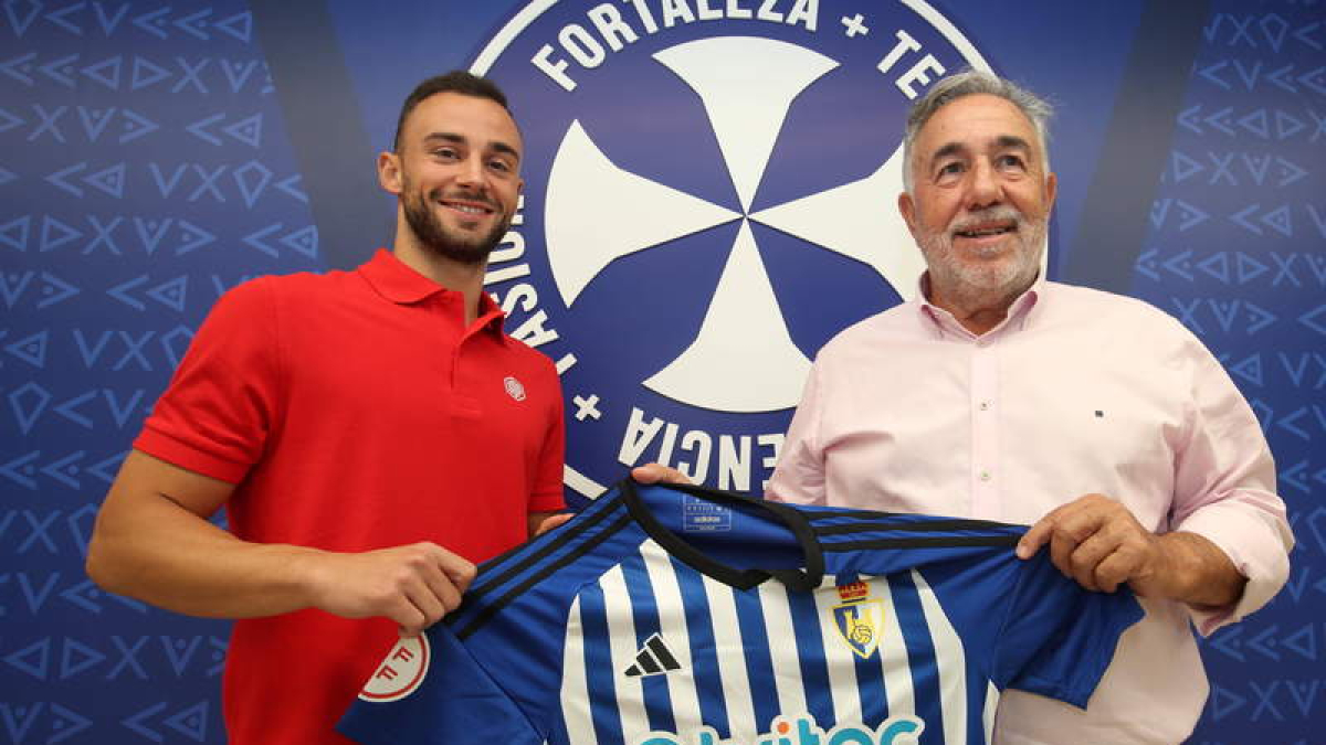 Silvano presentó ayer a Pablo Clavería como último fichaje blanquiazul. L. DE LA MATA