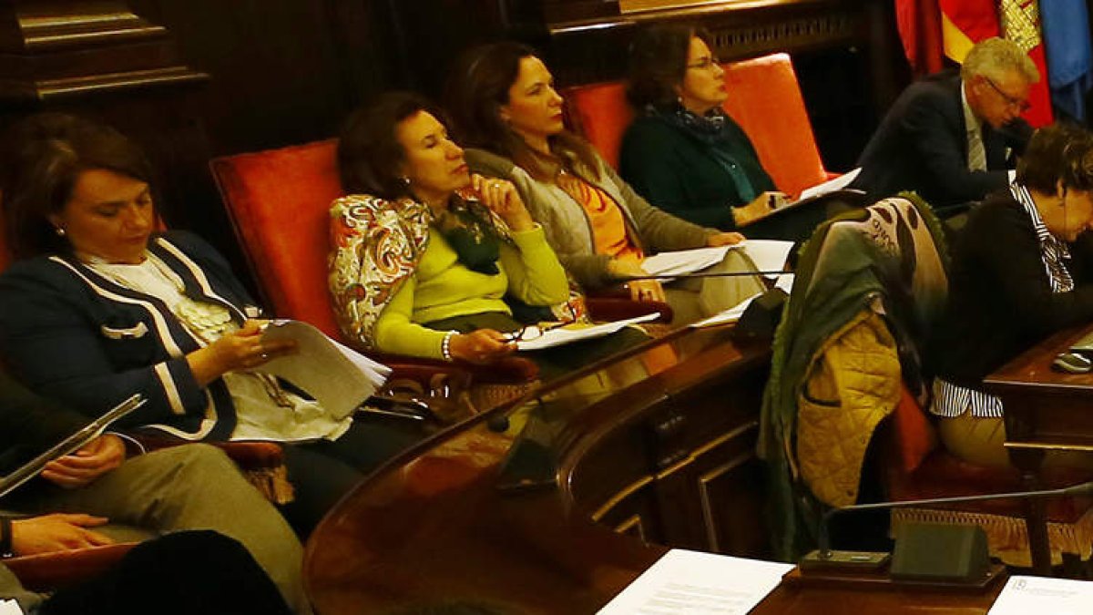Nuria Lesmes, primera por la izquierda, con su teléfono móvil durante el Pleno celebrado ayer.