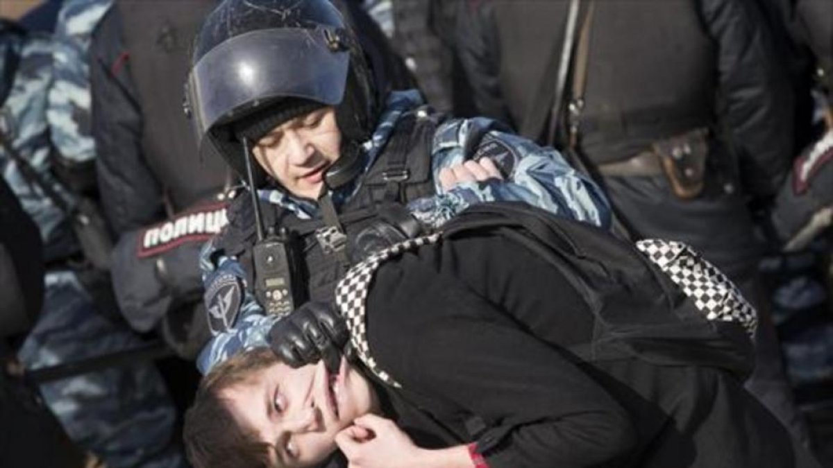 Un policía detiene a un manifestante, en Moscú.