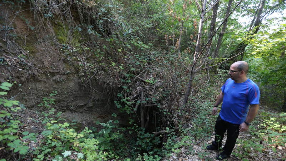 Uno de los agujeros surgidos en el terreno tras el hundimiento del mismo. L. DE LA MATA