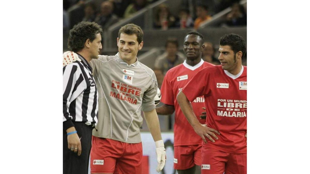 Rafa Guerrero, árbitro del Partido por la ilusión, junto a Casillas.