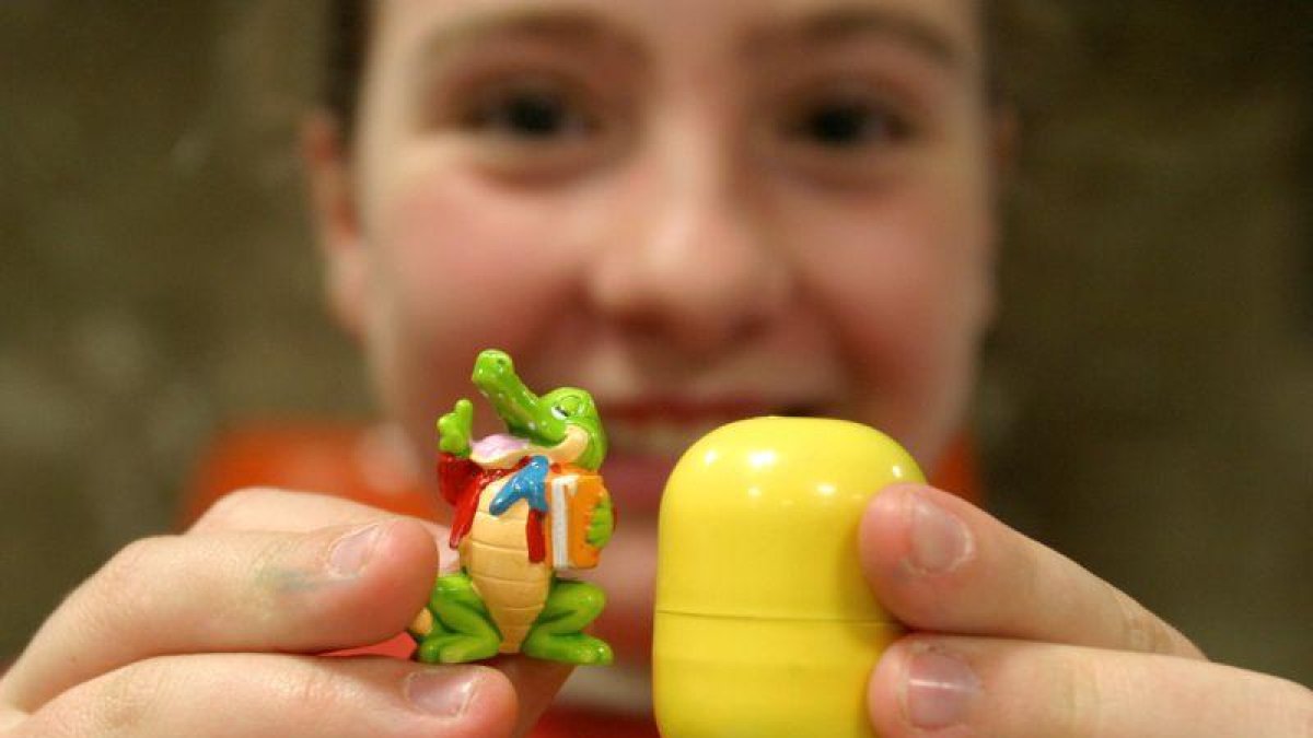 Una niña con la sorpresa del huevo Kinder.
