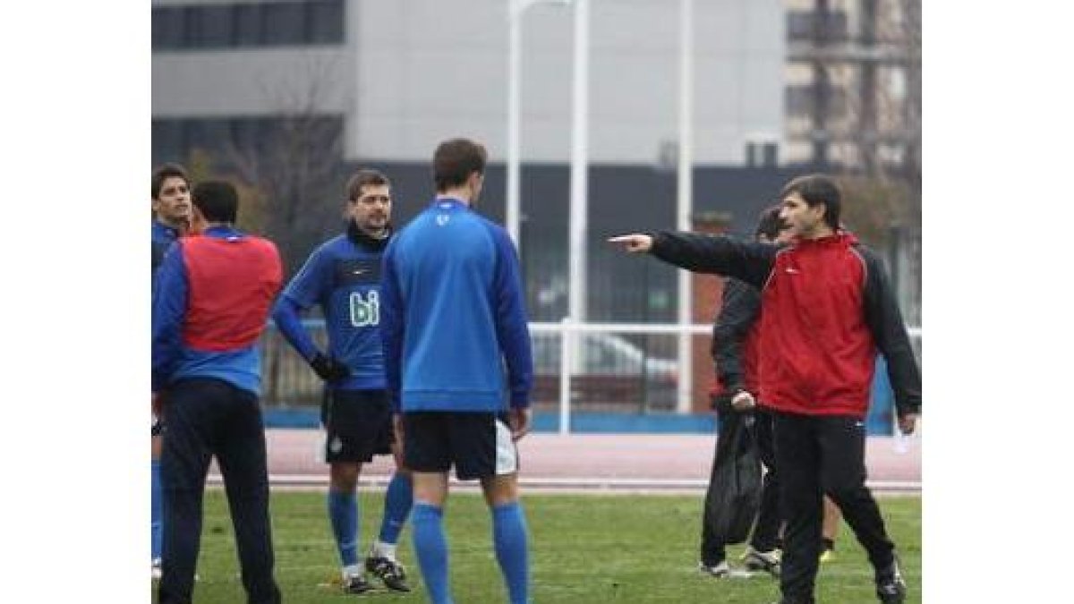 Tomás Nistal se volverá a sentar en el banquillo este domingo ante el Tenerife.