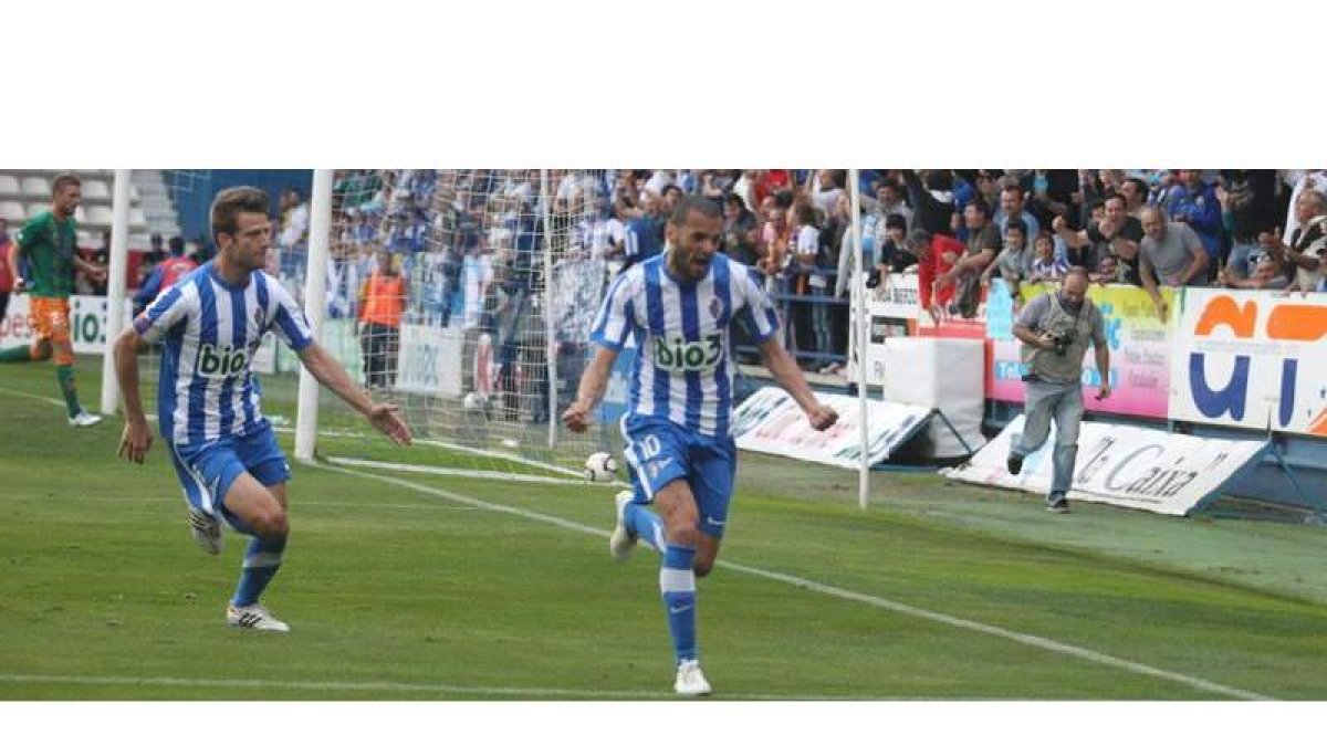 Yuri, a la derecha, celebra el único gol del partido tars batir al portero Sergio Aragoneses