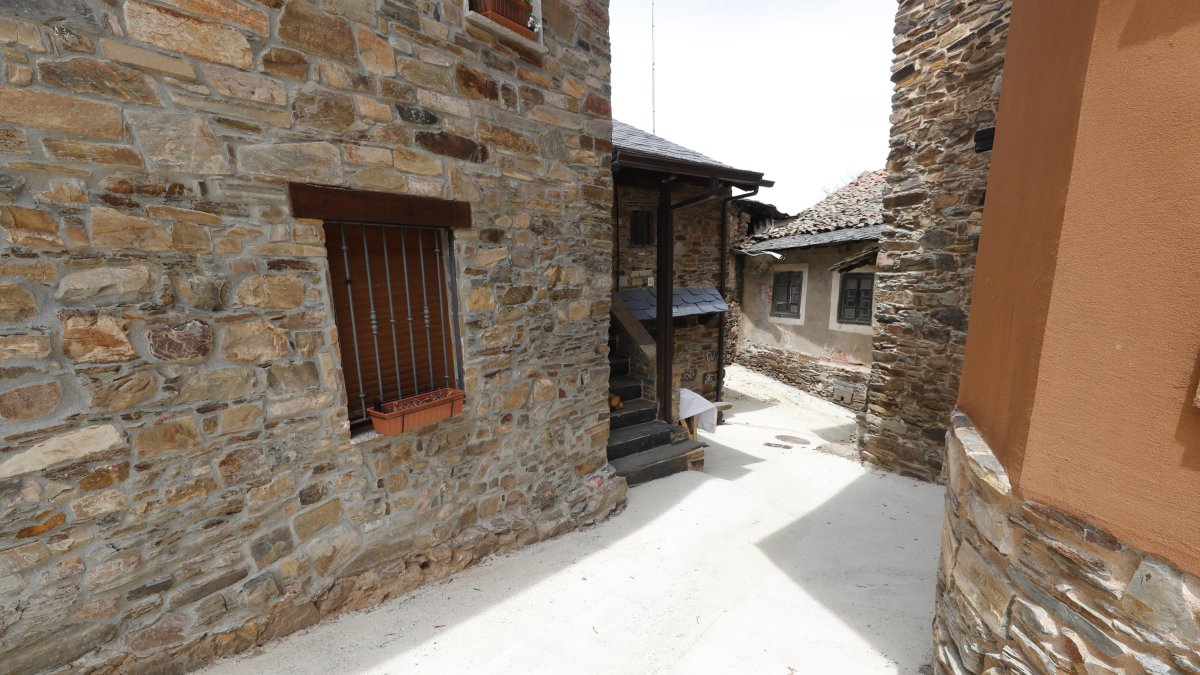 Patrimonio abre expediente sancionador al Ayuntamiento de Ponferrada por asfaltar un callejo de Lombillo con hormigón y sin haber pedido la autorización necesaria por ser Conjunto Histórico. L. DE LA MATA