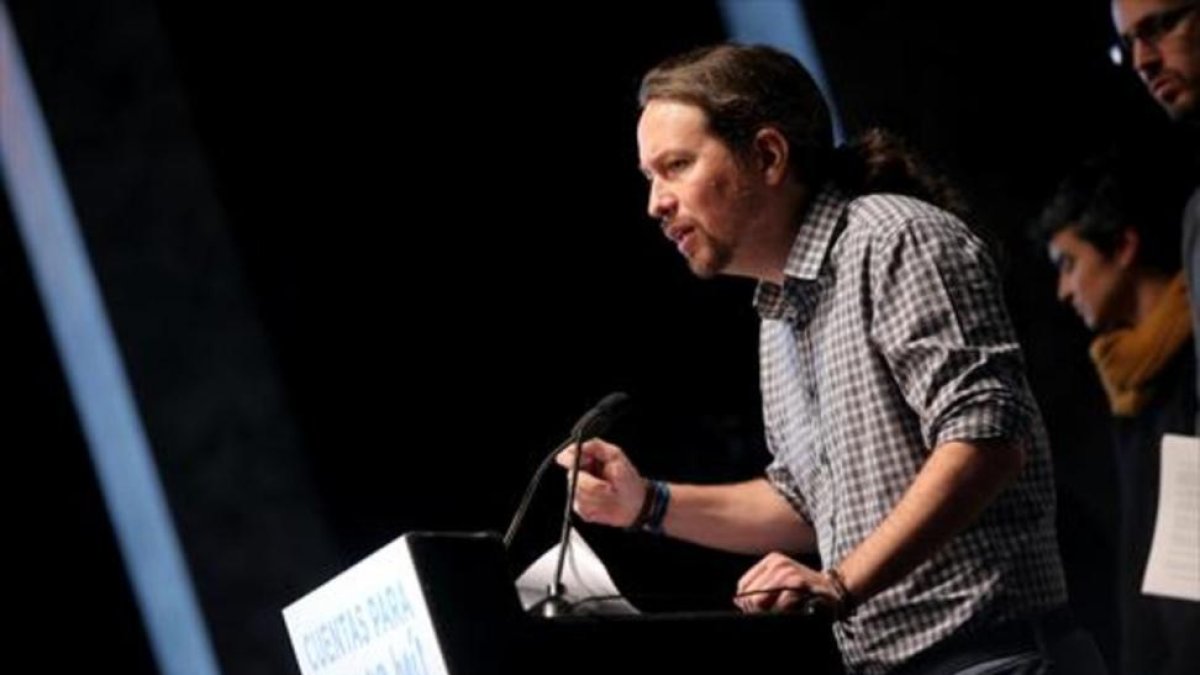 Pablo Iglesias (arriba) y el mentís que tuitéo Echenique en enero (abajo).