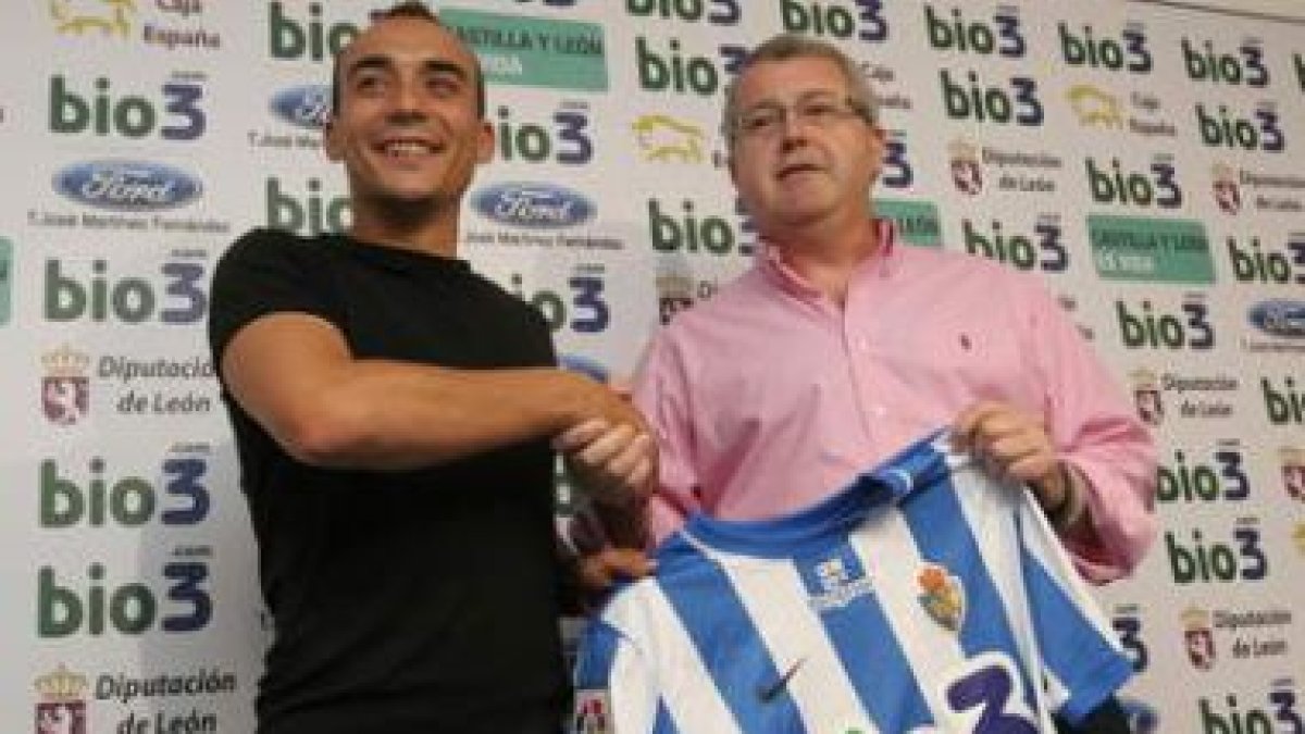 Iván Pérez posa con su nueva camiseta junto al consejero Alfonso Rodríguez Hevia.
