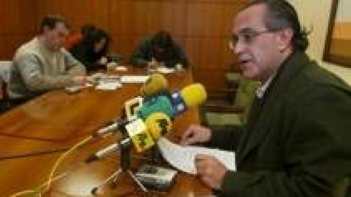 El portavoz del PP en el Ayuntamiento, Cecilio Vallejo, durante la rueda de prensa que ofreció ayer