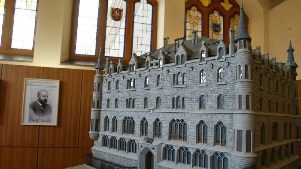 Maqueta del edificio de Gaudí que se exhibe en el interior de Botines. Abajo, foto de la casa en construcción