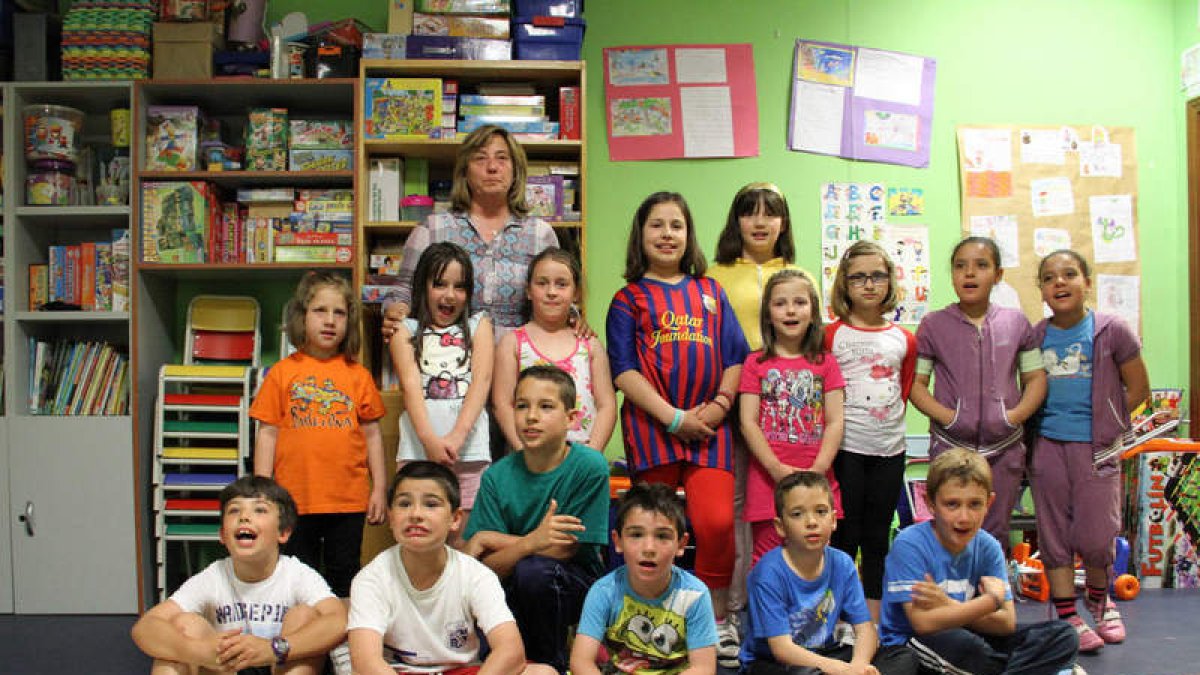 La edil de Cultura, Teresa Lage, posa con los pequeños.