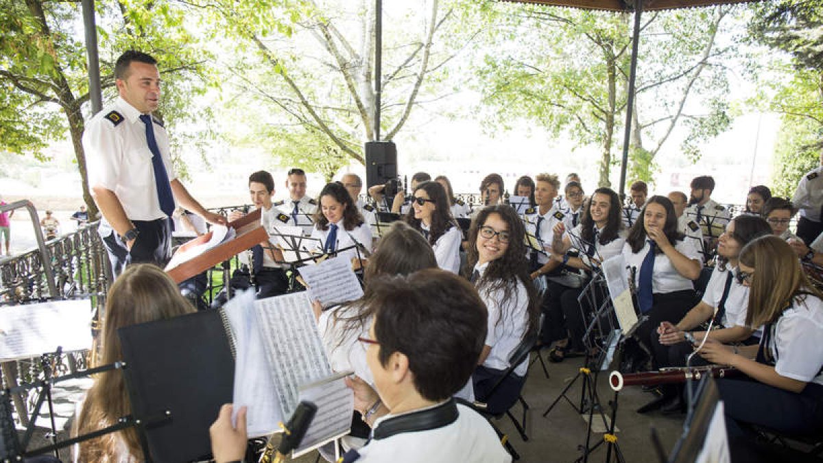 Minutos antes del concierto que ofreció la Banda Municipal de Música de Astorga. F. OTERO PERANDONES