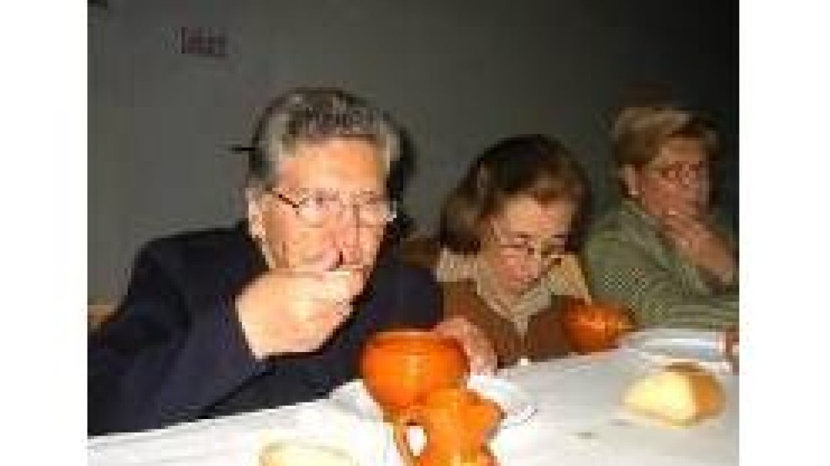 Un centenar de vecinos participó en la comida benéfica olrganizada en Santa Marina de Torre
