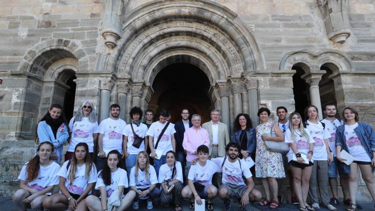 Carralero, Valcarce, Ruiz y Palacio, en el centro, con los alumnos, ayer ante el monasterio. L. DE LA MATA