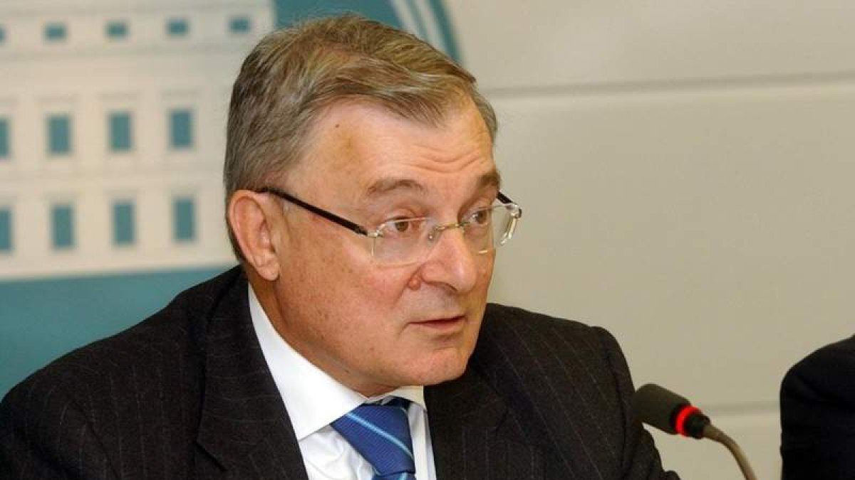 Manuel Azuaga, presidente de Unicaja Banco y Cecabank, tendrá que explicar al juez el reparto del patrimonio de las cajas. BERNARDO RODRÍGUEZ