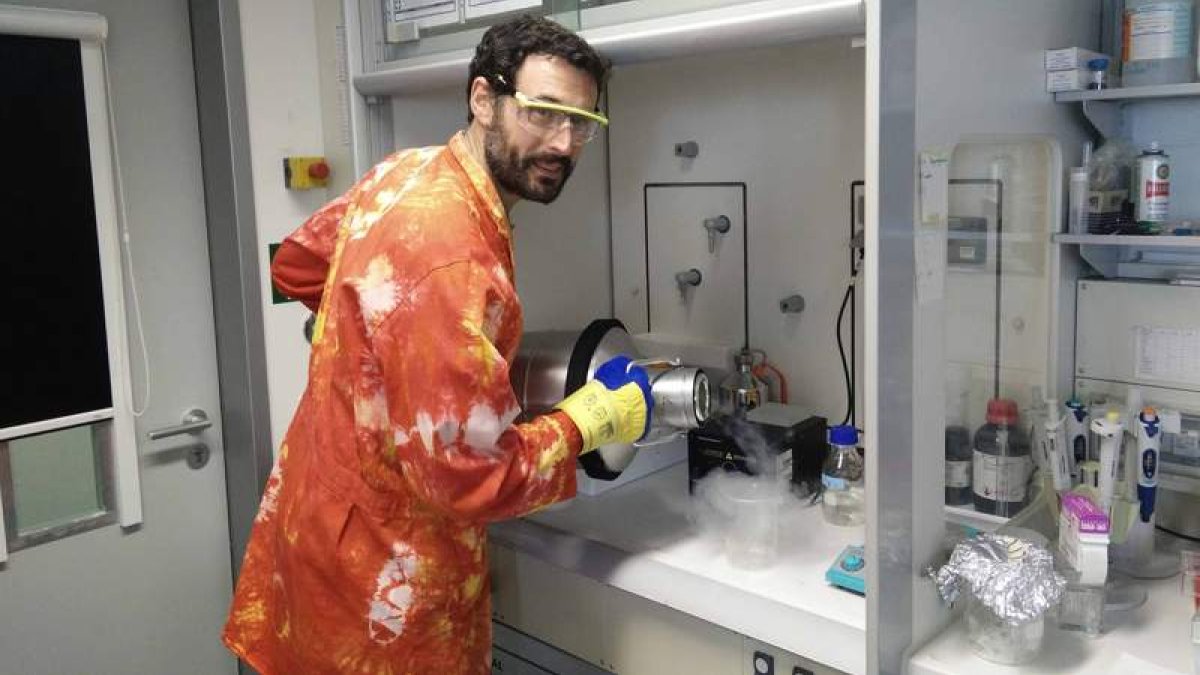 El leonés Rodrigo Pérez, en el laboratorio del Instituto Max Planck de Coloides e Interfaces en Golm . DL