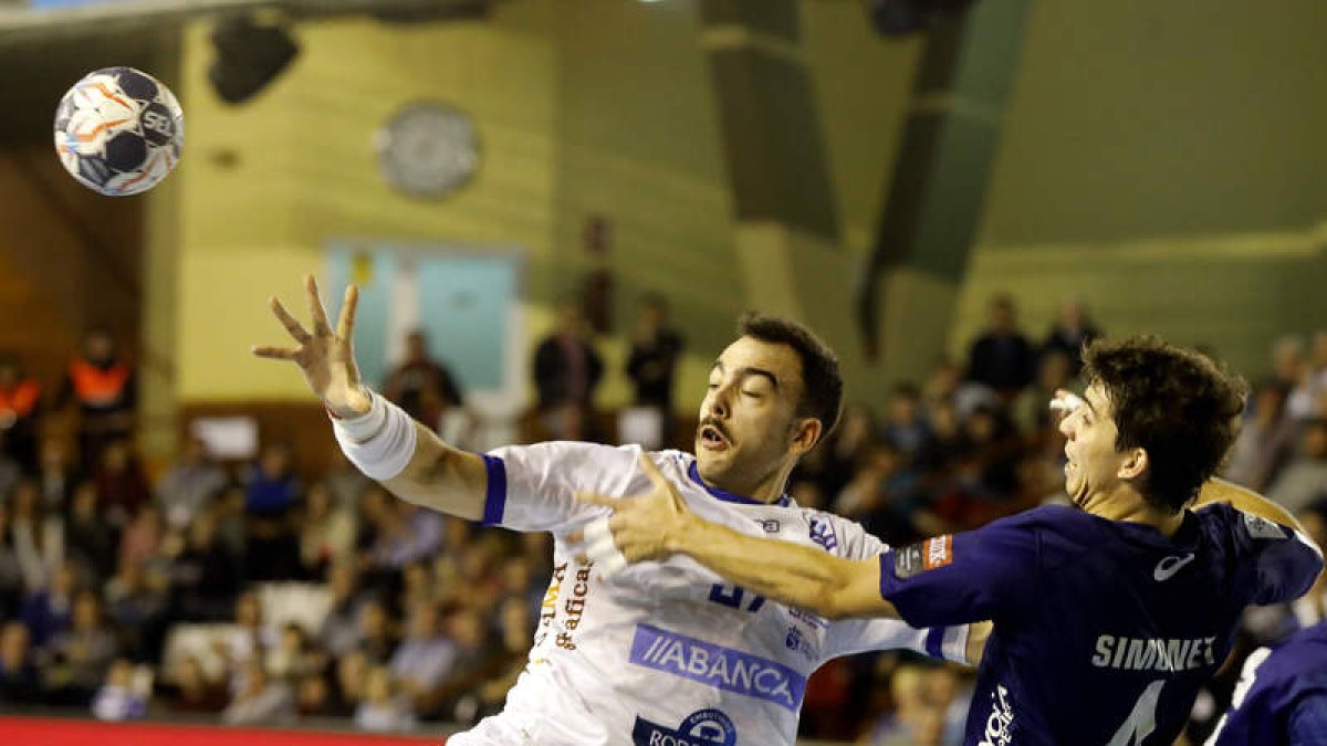 Álex Costoya, máximo artillero de los leoneses con cinco goles, intenta superar al internacional argentino Diego Simonet. MARCIANO