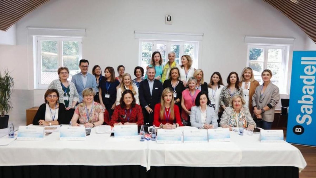 Las representantes de la Asociación de Mujeres Empresarias y Directivas de León junto a ejecutivas de Galicia, Asturias, Cantabria, País Vasco y Navarra, en la reunión que mantuvieron ayer.
