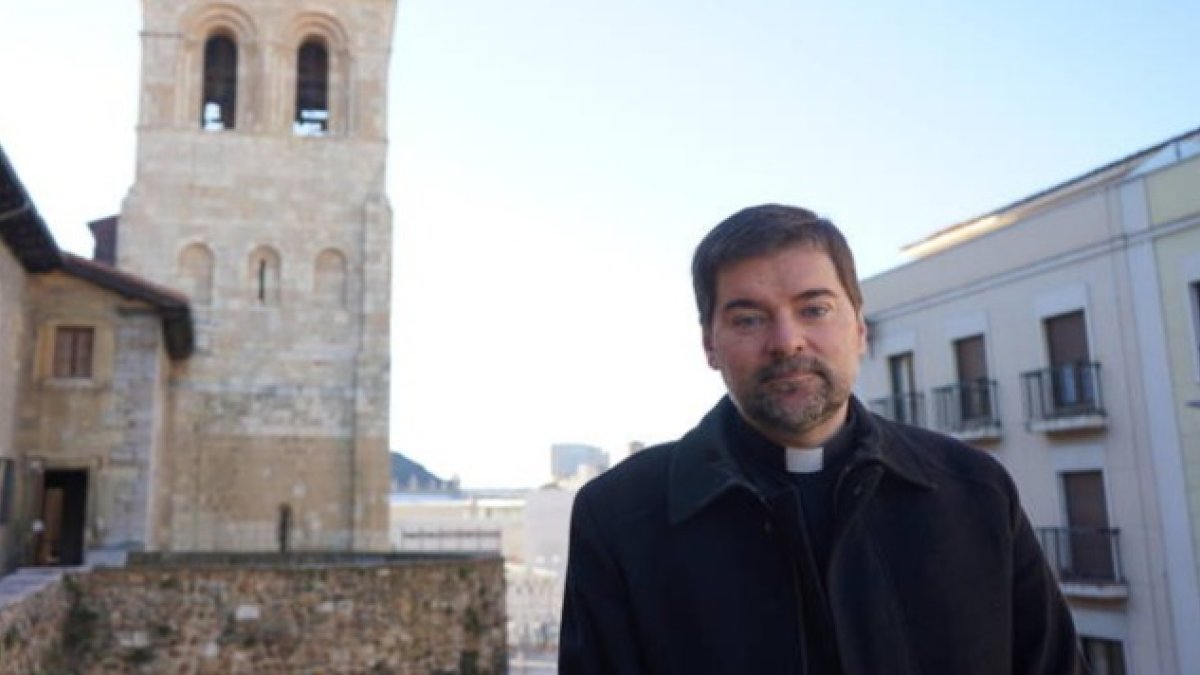 Luis García Gutiérrez, nuevo abad de San Isidoro, en la muralla, una de las zonas de la Colegiata donde le gusta meditar. J. NOTARIO