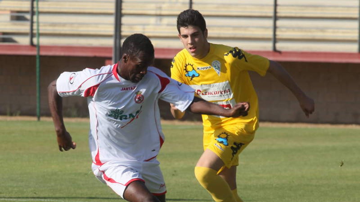 Kabongo, a la izquierda, apenas disfrutó de algún minuto en partidos amistosos con la Cultural.