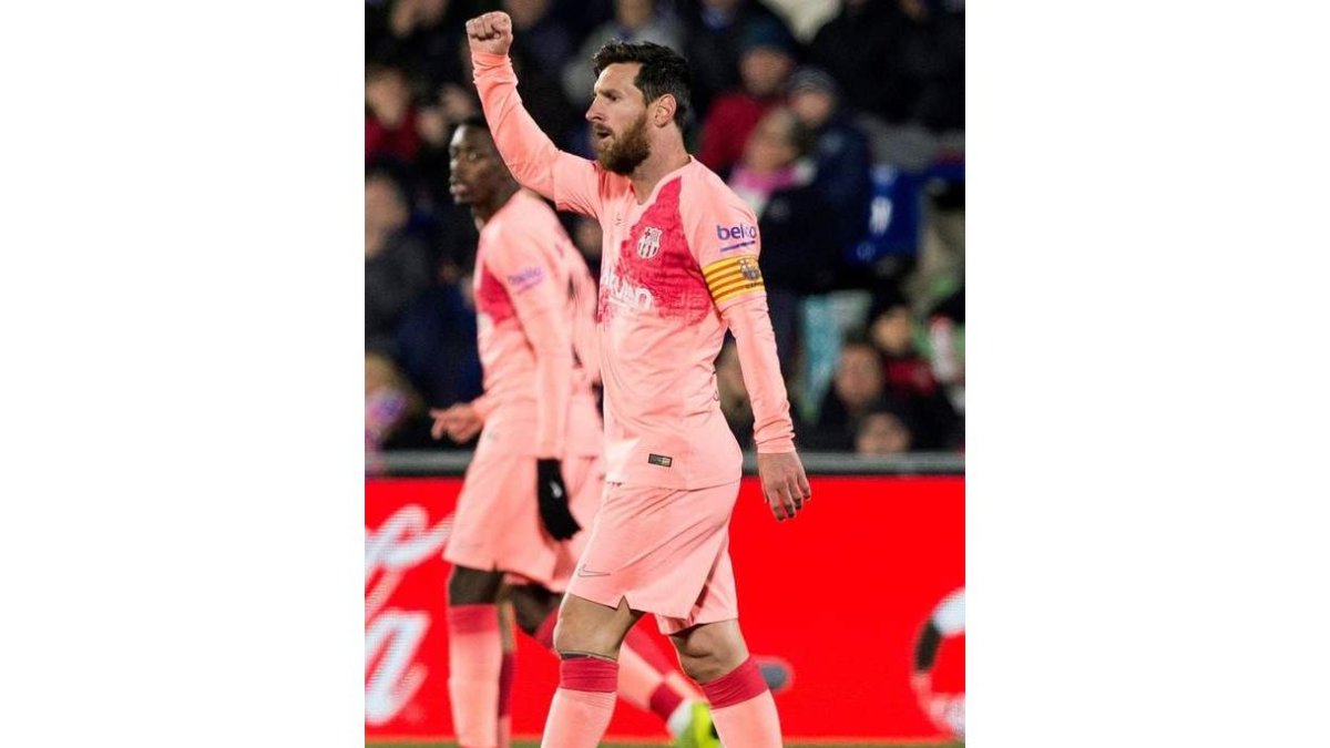 Leo Messi celebra su gol que abría el camino de la victoria del equipo azulgrana. RODRIGO JIMÉNEZ