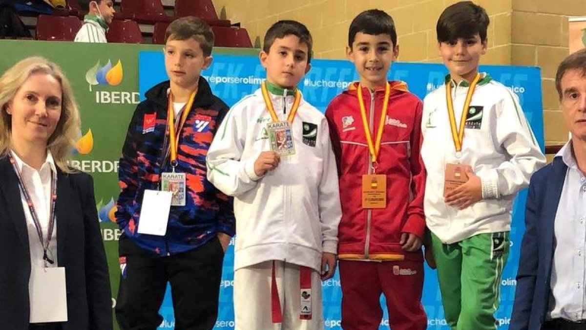 Pablo Castrelo, de rojo, se hizo con la medalla de bronce en kumite en la categoría alevín. DL