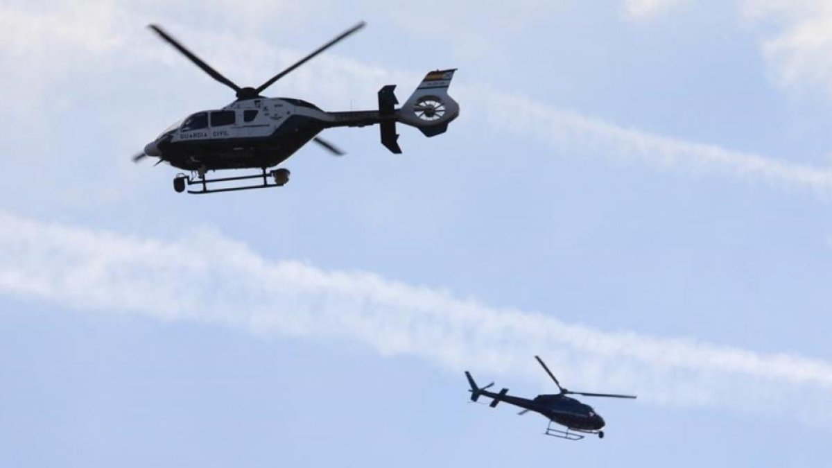 Dos helicópteros sobre el cielo de Barcelona, imagen casi en sesión continua desde el 17 de agosto.