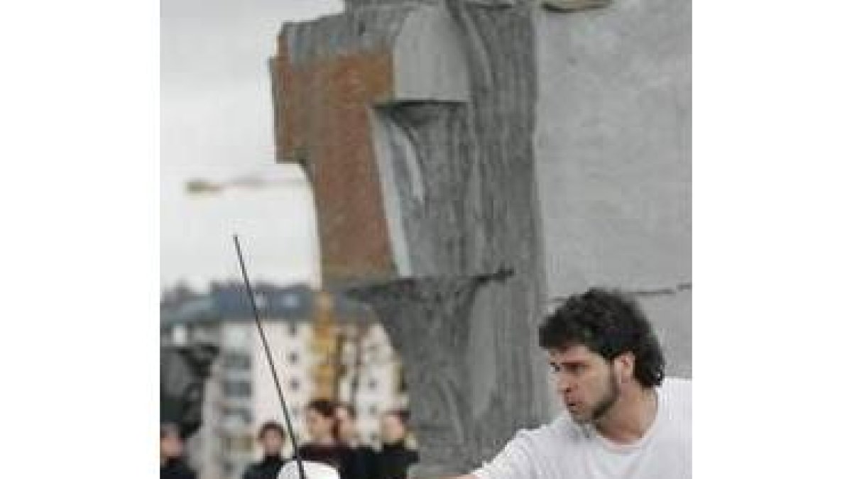 Uno de los participantes en la reciente perfomance desarrollada junto a la imagen