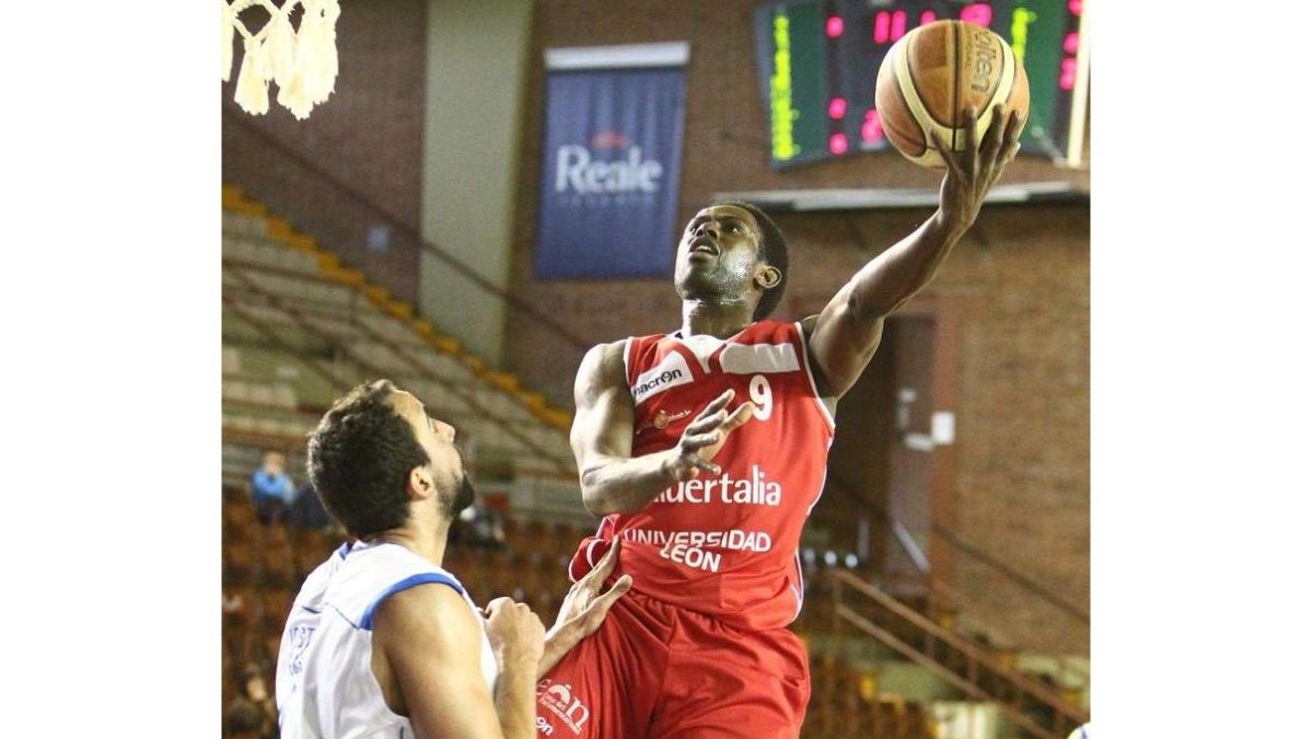 Hall lanza a canasta. El base anotó siete puntos.