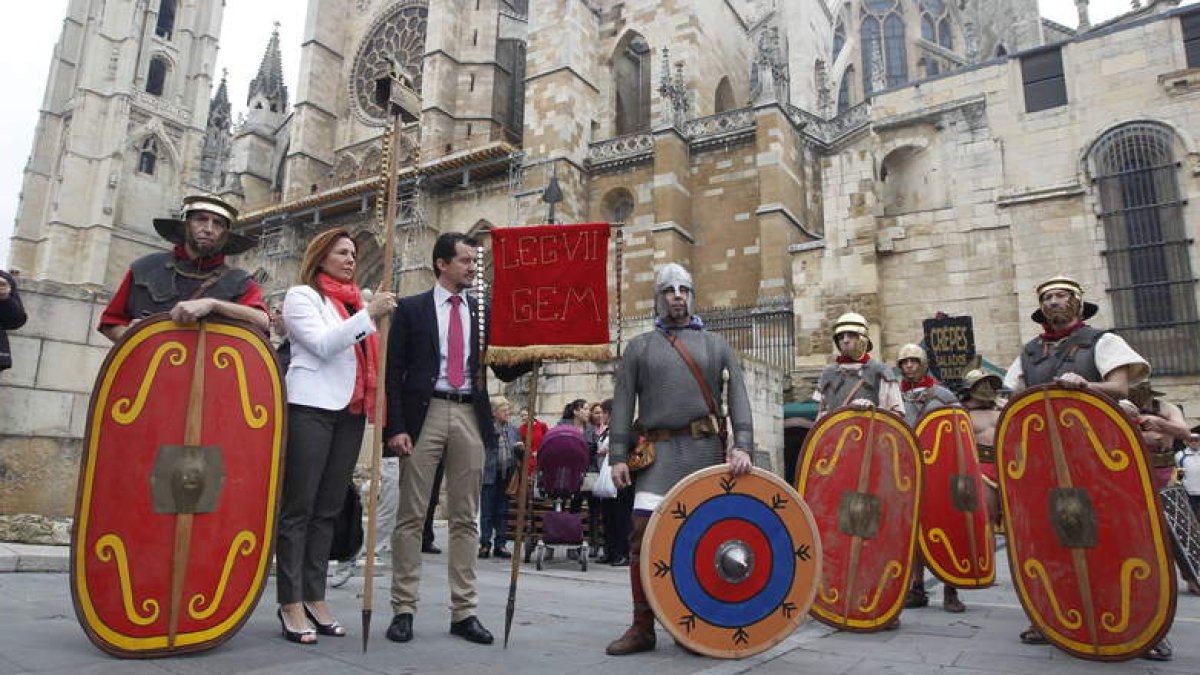 Álvarez Casais y García Valadés, en la inauguración de la muestra.