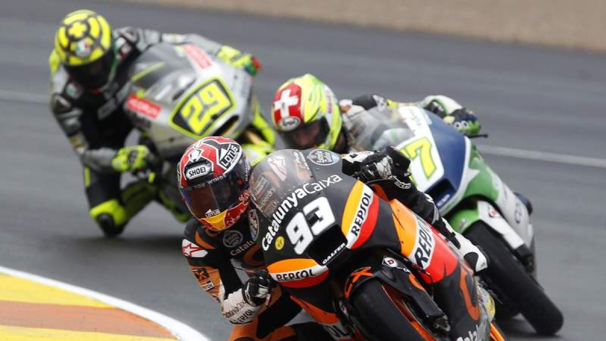 Marc Márquez, en primer plano, durante la sesión de entrenamientos libres.