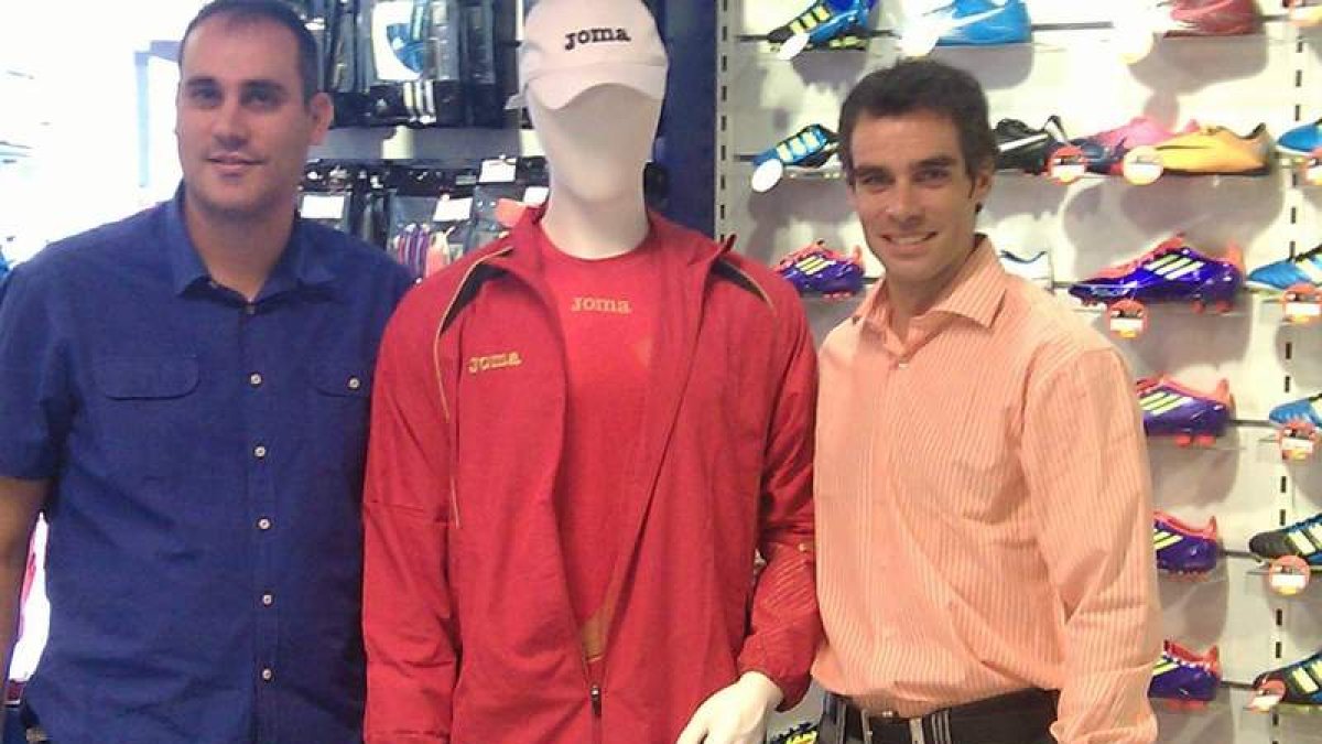 Los responsables de la iniciativa, con el chándal de la selección.