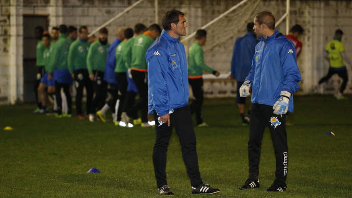 Paulino Martínez, a la izquierda de la imagen, dirigió la primera sesión de entrenamiento tras oficializarse su contratación por el Atlético Astorga.